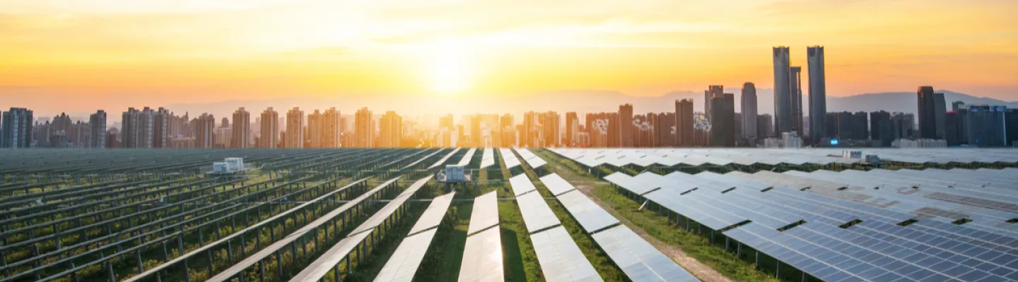 ligne d’horizon avec panneaux solaires 