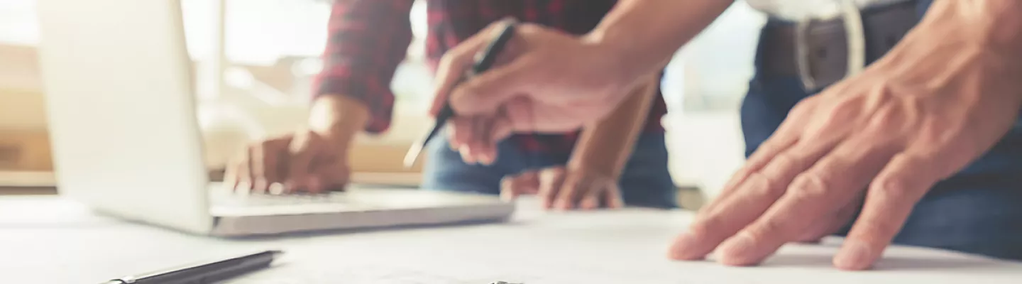 deux hommes avec plan et ordinateur portable