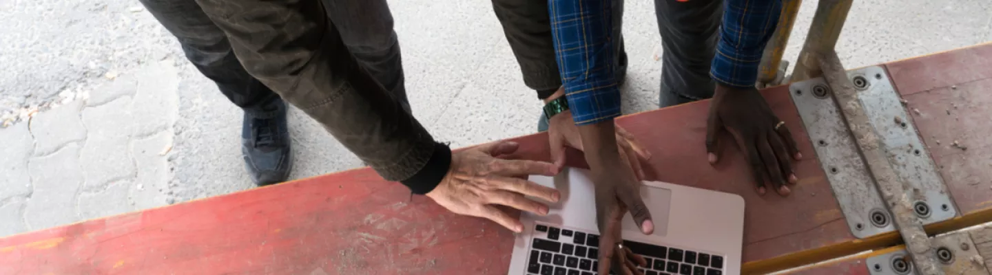 deux ingénieurs civils sur un chantier de construction regardant un ordinateur portable