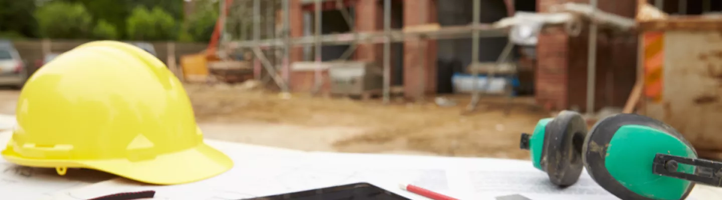 tablette et casque de sécurité sur un chantier de construction à l’extérieur
