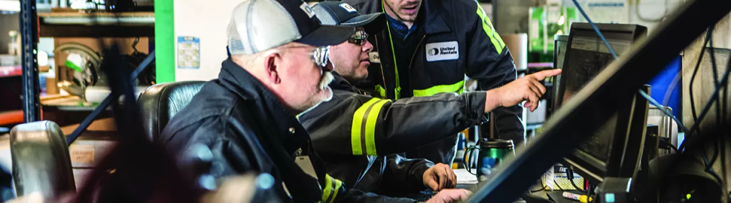 trois hommes en atelier travaillant avec des chapeaux et des lunettes
