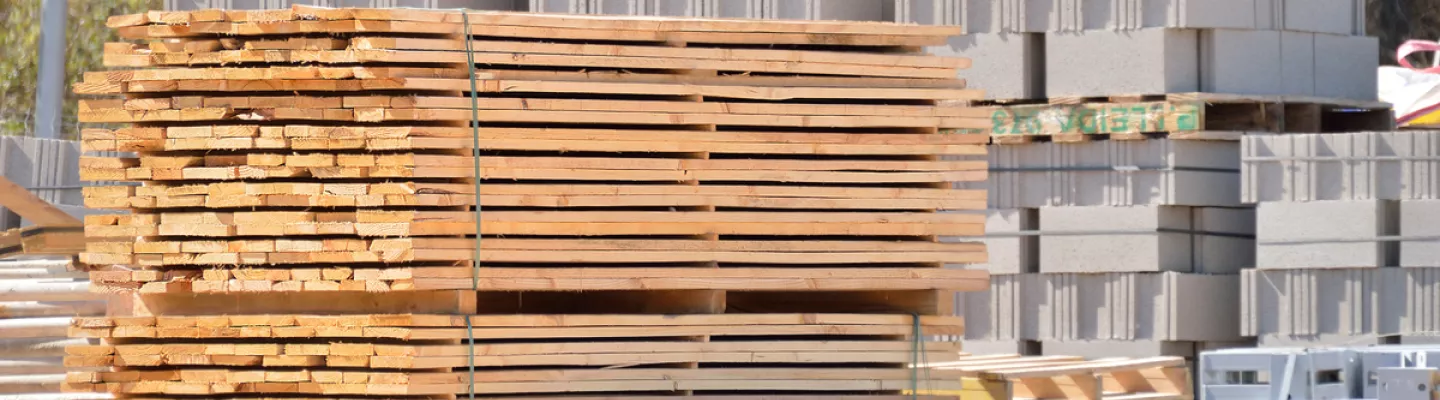 pile de matériaux de construction sur le chantier 