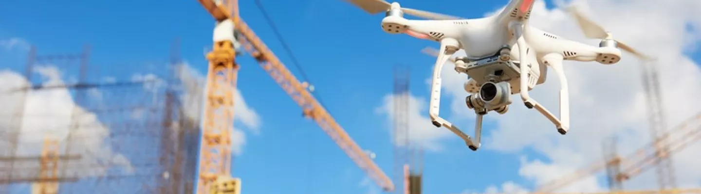 drone sur un chantier industriel