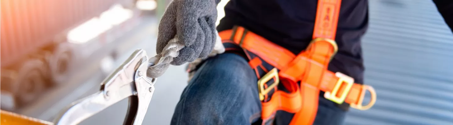 harnais de protection contre les chutes et point d’ancrage
