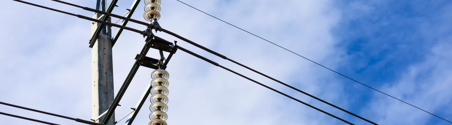 poteau électrique contre le ciel bleu