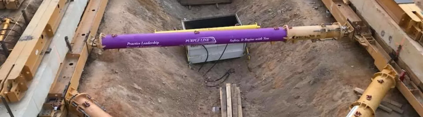 tiges de charge dans l’excavation de tranchée