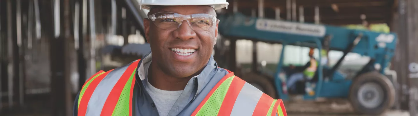 homme sur un chantier de construction