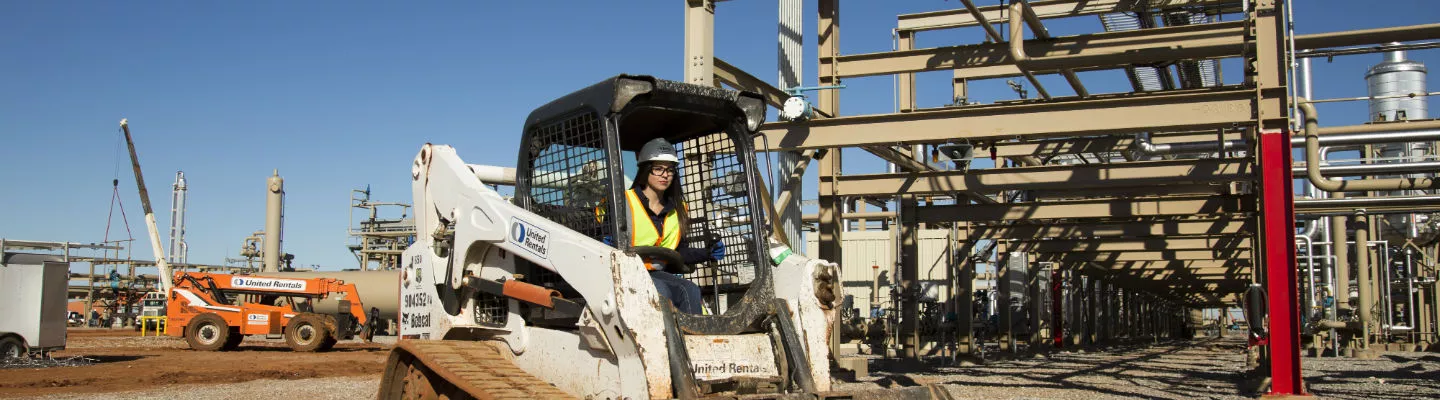 Chargeuse à direction à glissement sur le chantier