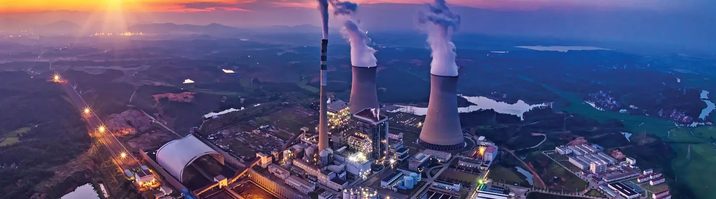 centrale électrique au coucher du soleil