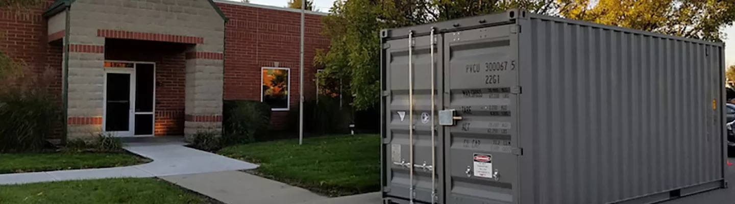 Conteneur de stockage devant un bâtiment