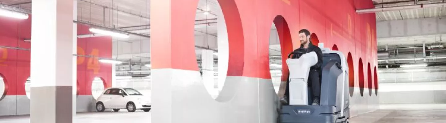 Laveuse en service dans un stationnement