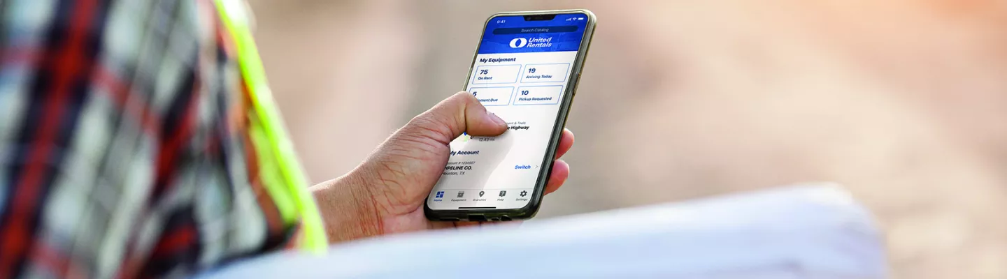 Ouvrier en construction utilisant l’application mobile United&nbsp;Rentals