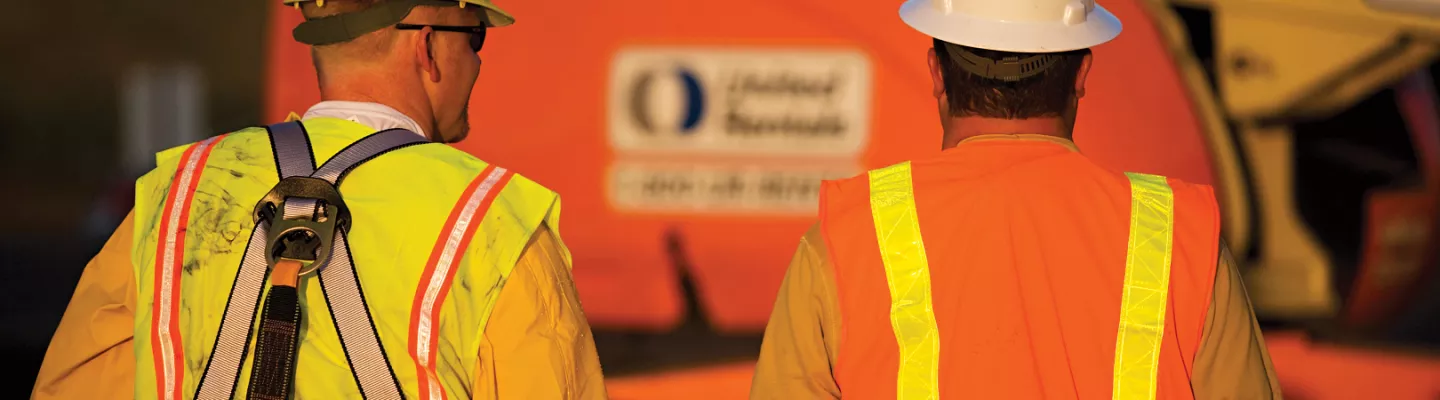 Deux travailleurs portant un équipement de protection individuelle