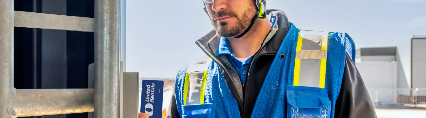 homme sur un chantier équipé de tourniquets