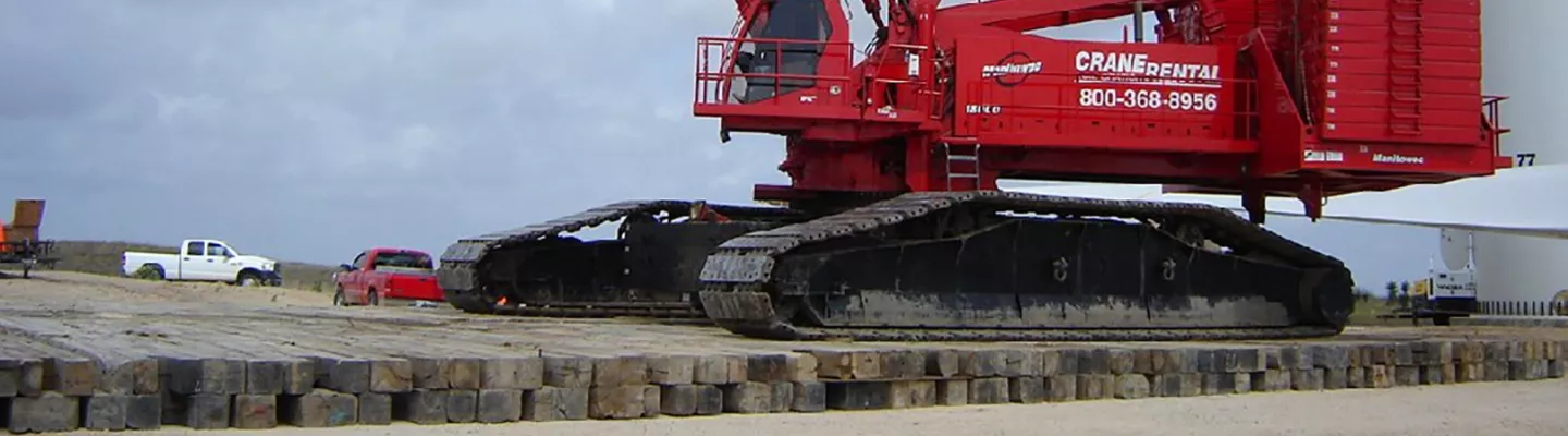 grue sur tapis de protection du sol en bois