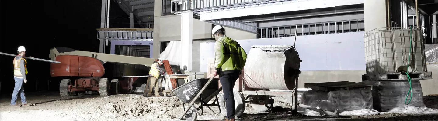 Support d’support d’éclairage fournissant de la lumière sur le chantier de construction