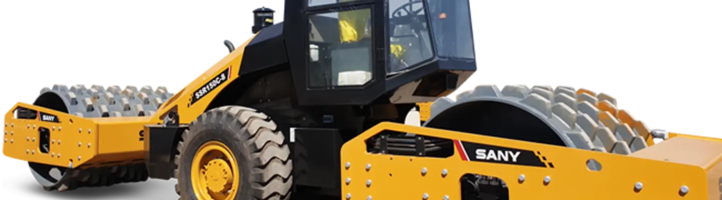 Nouvel équipement à plateau stationné sur un chantier de construction, prêt à charger des matériaux avec des barrières de sécurité à proximité.