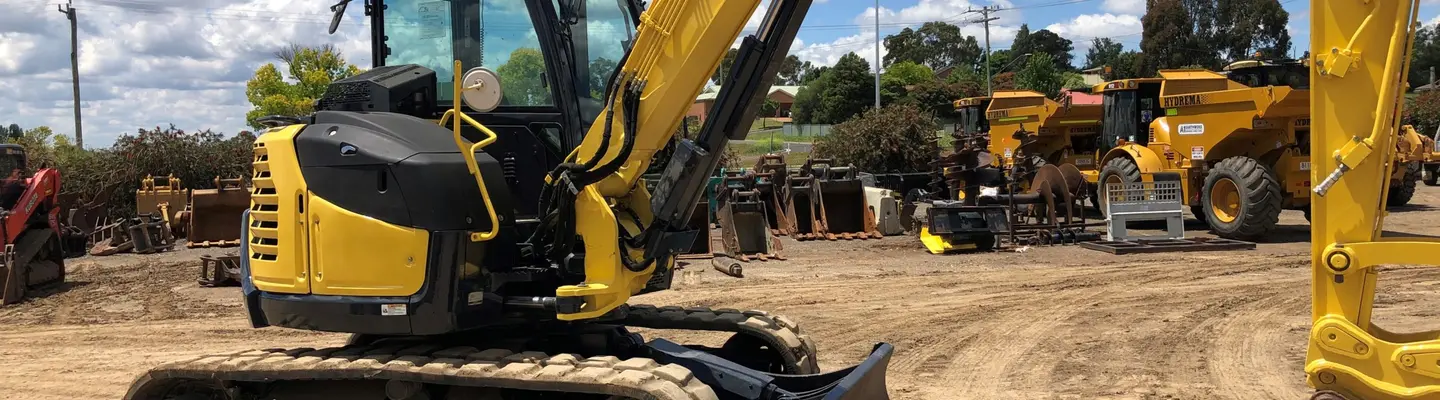 Équipement de construction positionné sur place, utilisé pour installer des barrières de sécurité et soutenir le développement d’infrastructures.
