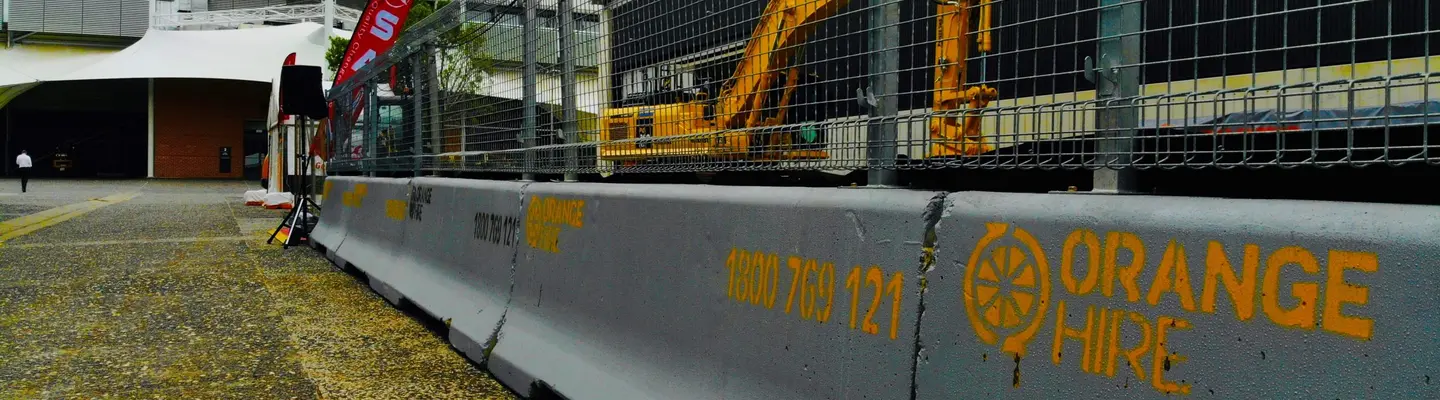 Barrières de sécurité installées sur un chantier de construction pour protéger les travailleurs, gérer le flux de circulation et sécuriser la zone de travail.
