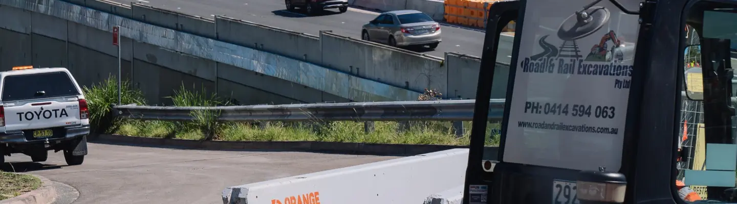 Divers types de barrières de sécurité routière installées le long d’une autoroute pour protéger les conducteurs et les piétons.