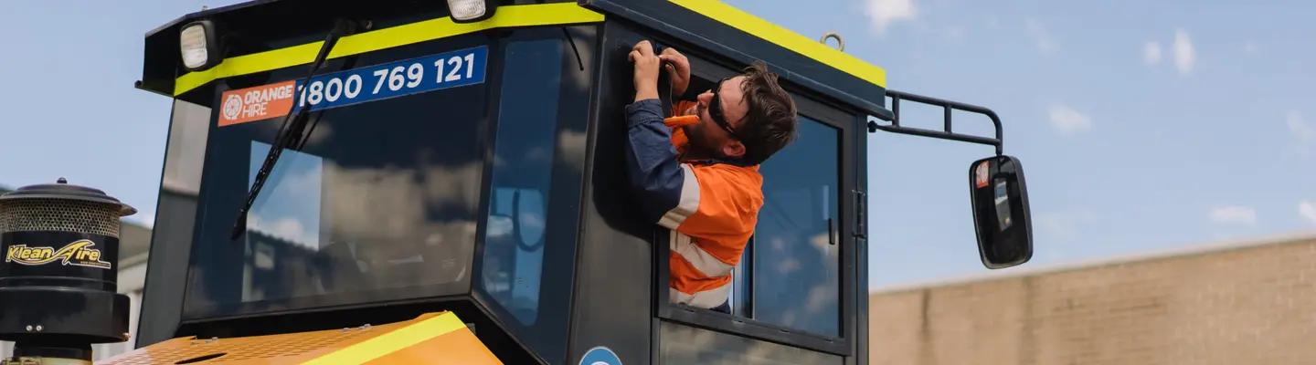 Un homme utilisant des machines, coupant soigneusement des matériaux sur un chantier de construction ou industriel.