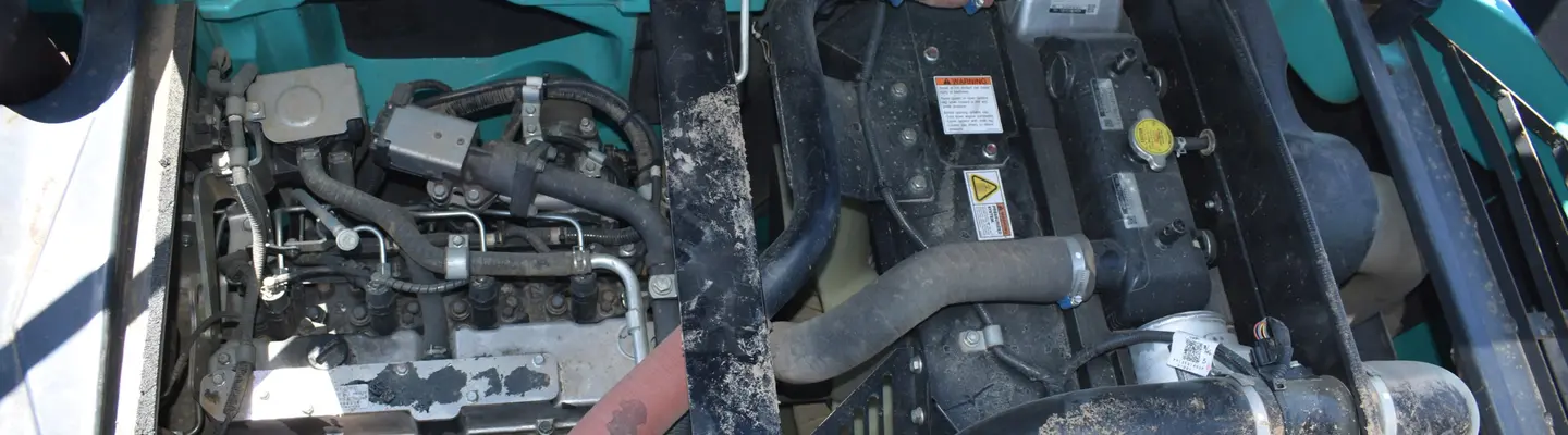 Réservoir de carburant positionné sur un chantier de construction, utilisé pour le ravitaillement en carburant d’équipement lourd impliqué dans les travaux d’installation de barrière.