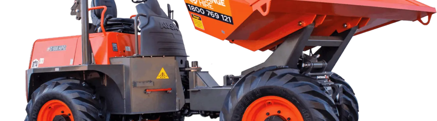 Déversoir de chantier positionné sur un chantier de construction, utilisé pour transporter des matériaux avec des barrières de sécurité en arrière-plan.
