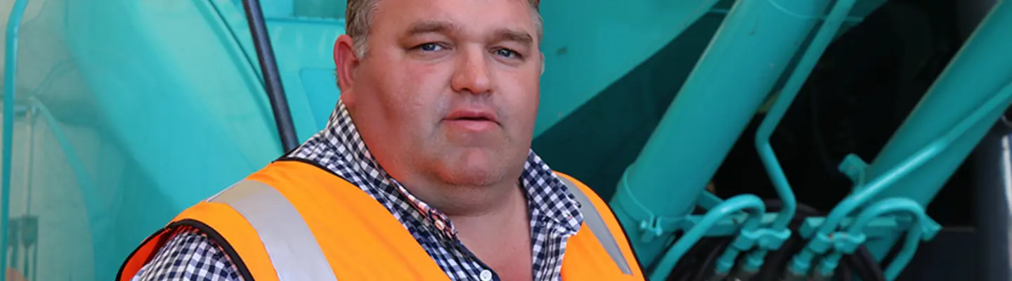 Le directeur supervise l’installation des barrières de sécurité sur un chantier de construction pour assurer la protection des travailleurs.