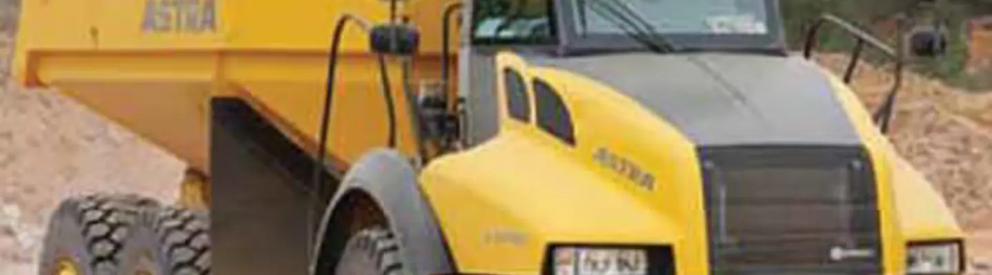 Camion de déblaiement en fonctionnement sur un chantier de construction, déplaçant la terre et les matériaux pour soutenir les travaux d’infrastructure continus.