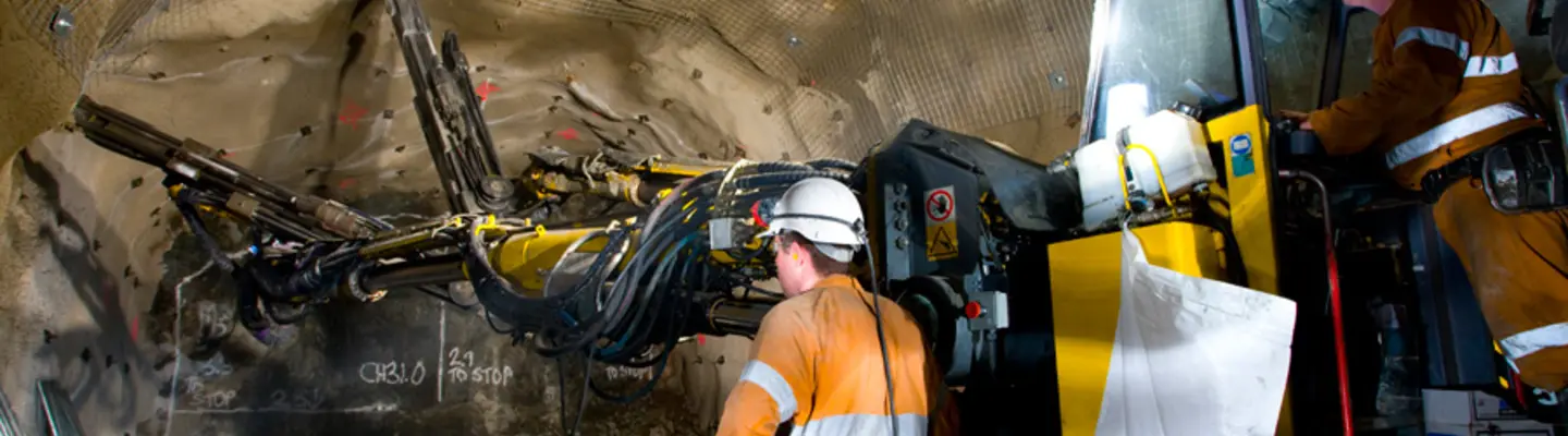 Excavatrices et équipement lourd creusant sous terre sur un chantier de construction pour une fondation de barrière ou une installation de services publics.
