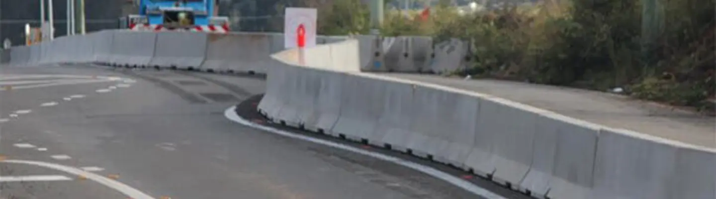 Autoroute avec barrières de sécurité en béton installées le long du bord, améliorant la protection routière et la sécurité routière.