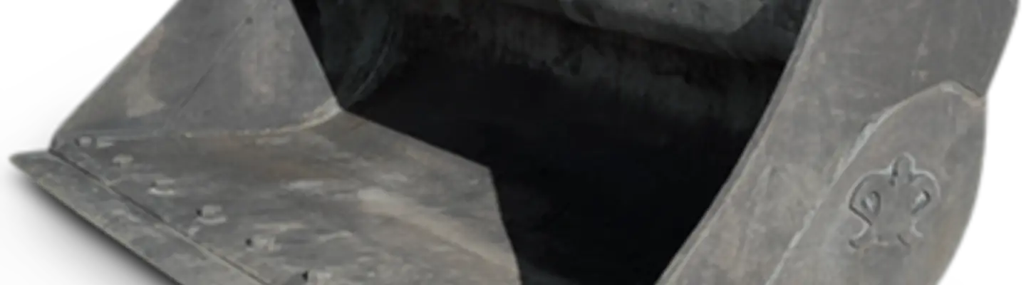 Gros plan d’un godet basculant sur des machines de construction, utilisé pour creuser et niveler des terrains inégaux.
