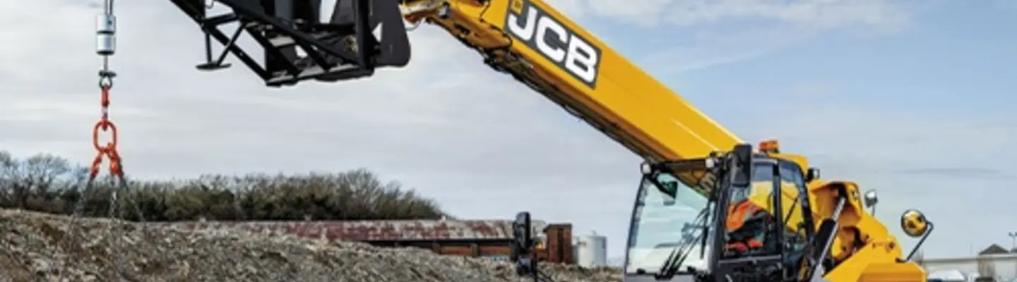 Travailleur utilisant des machines sur un chantier de construction pendant l’installation d’une barrière de sécurité pour améliorer la protection routière.