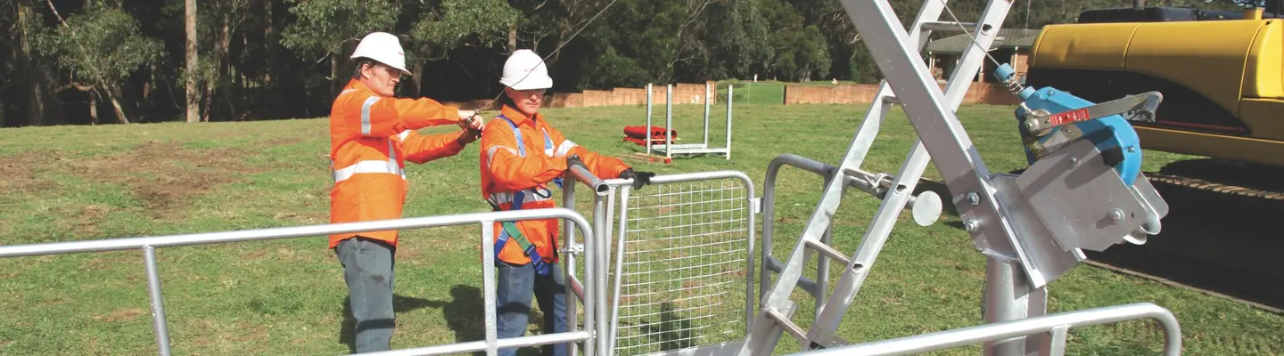 Travailleurs installant de l’équipement de protection des bords sur un chantier de construction pour prévenir les chutes et améliorer la sécurité du chantier