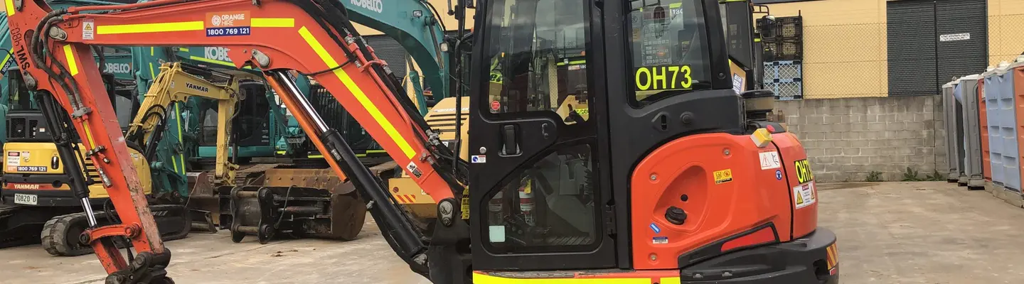L’équipement de construction comme les excavatrices et les chargeuses sur un chantier, illustrant les outils essentiels aux projets de construction et d’infrastructure.