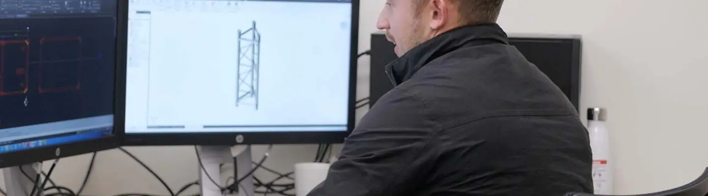 Ingénieur travaillant sur un ordinateur, créant des conceptions structurelles pour la sécurité des chantiers de construction et des systèmes de soutien temporaires.