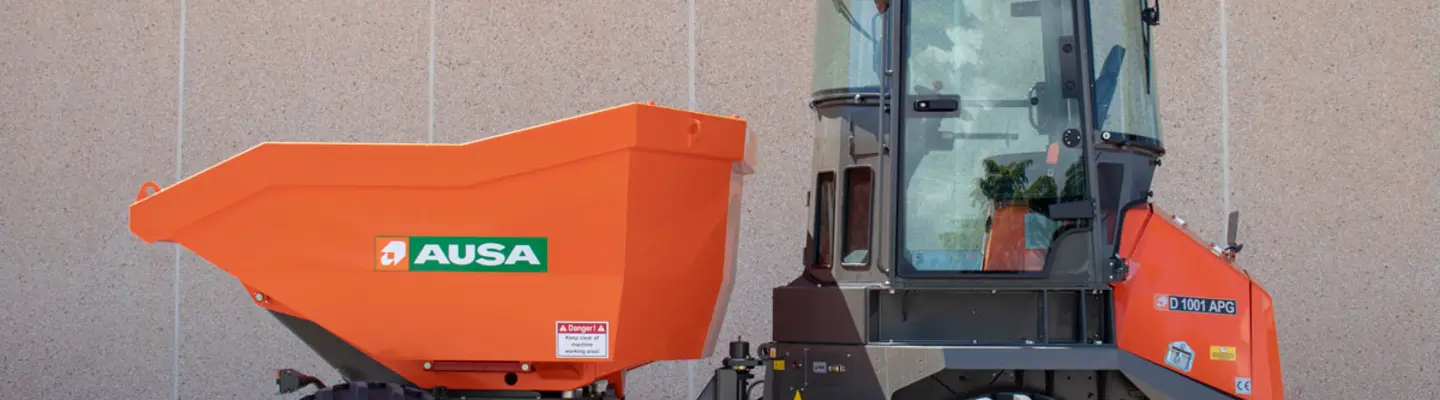 Les bennes d’un site d’AUSA sont stationnées sur un chantier de construction, ce qui montre un transport efficace des matériaux pour la sécurité et la productivité du site.