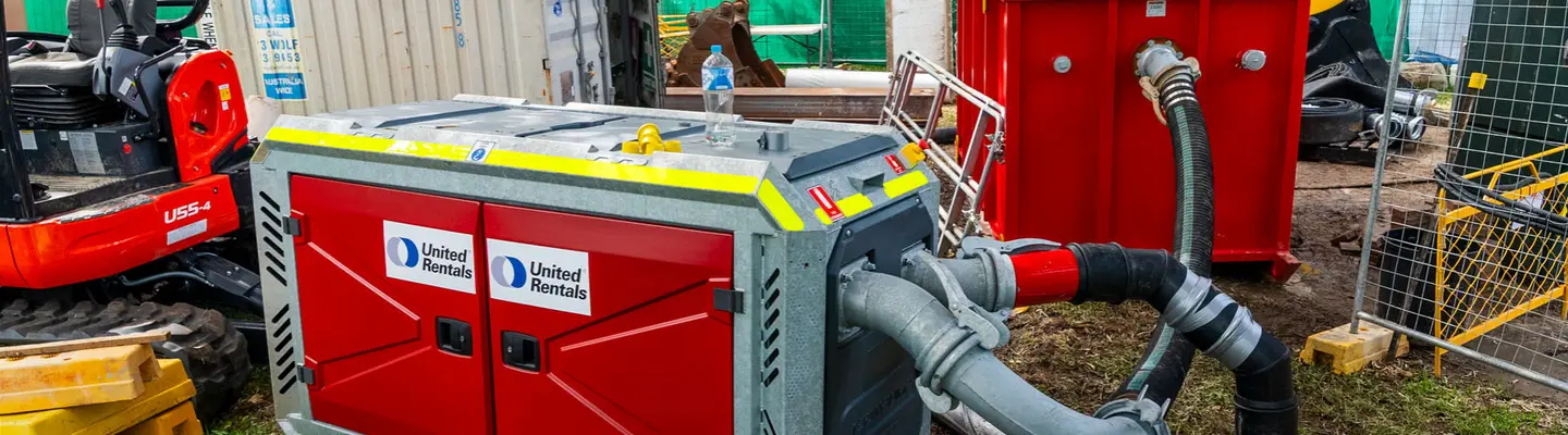 Assèchement - Image d’entité : Pompes d’assèchement de 15 cm fonctionnant sur un chantier de construction, déplaçant l’eau à travers des tuyaux. 2. : Grands réservoirs de sédiments sur place utilisés pour recueillir et déposer l’eau et les débris des opérations d’assèchement. 3 (1) : « Compléter le système d’assèchement Wellpoint installé sur le site, montrant les pompes, les tuyaux collecteurs et plusieurs points de puits. 