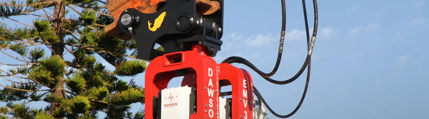 Les vibrateurs montés sur une excavatrice (EMV) fixés à une excavatrice transportent un composant de feuilles de tranchée sur un chantier en bord de plage. 