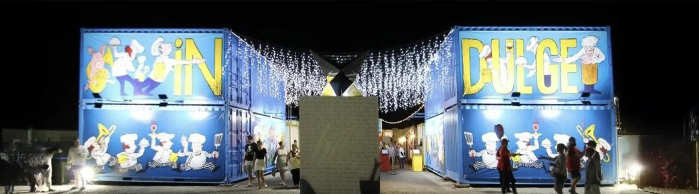 Une rangée de kiosques de conteneurs d’expédition de conception unique, présentant des solutions modulaires créatives et fonctionnelles pour la vente au détail. »