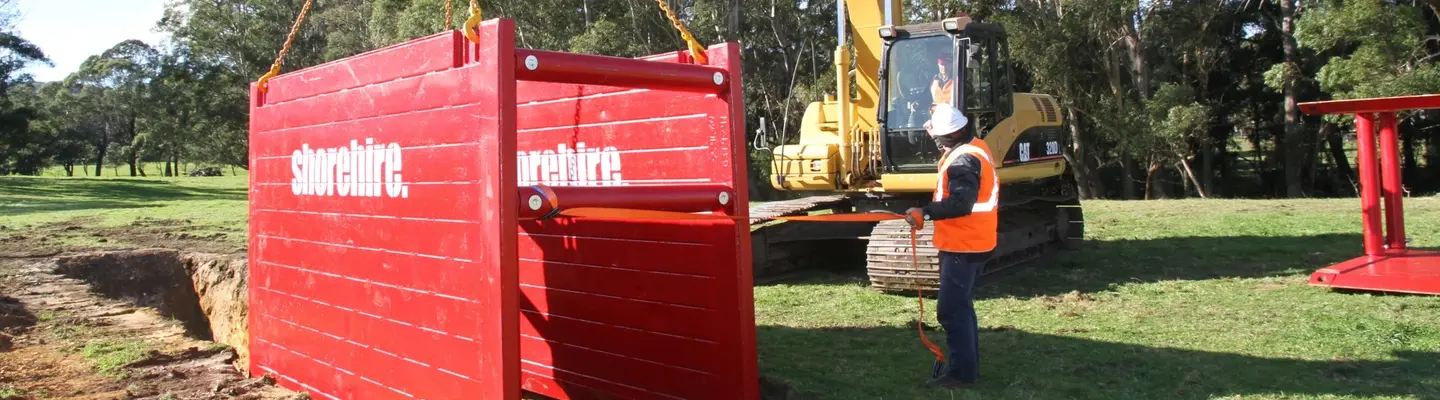 Caisson d’étayage en acier en cours d’installation