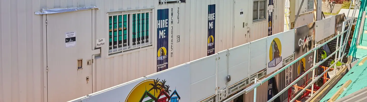 Modification des conteneurs de stockage comme barrières sur un ensemble de films, assurant la sécurité et l’organisation du site