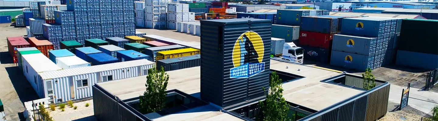 Conteneurs d’expédition nouvellement acquis alignés dans une cour de stockage, nettoyés et préparés pour la vente ou la livraison.