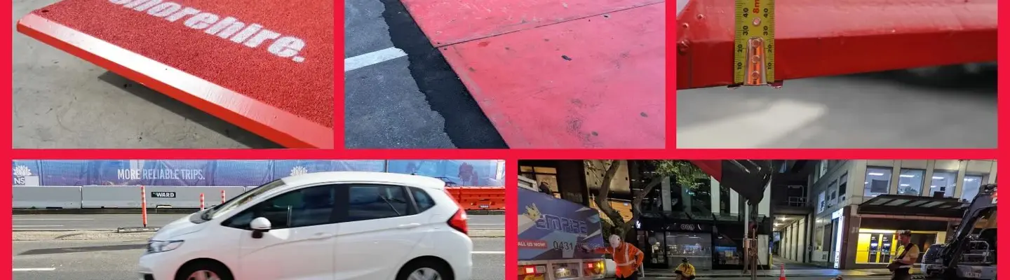 Plaques routières ou tapis en acier placés sur une tranchée avec une voiture passant en toute sécurité au-dessus, assurant un accès temporaire au site et la sécurité.