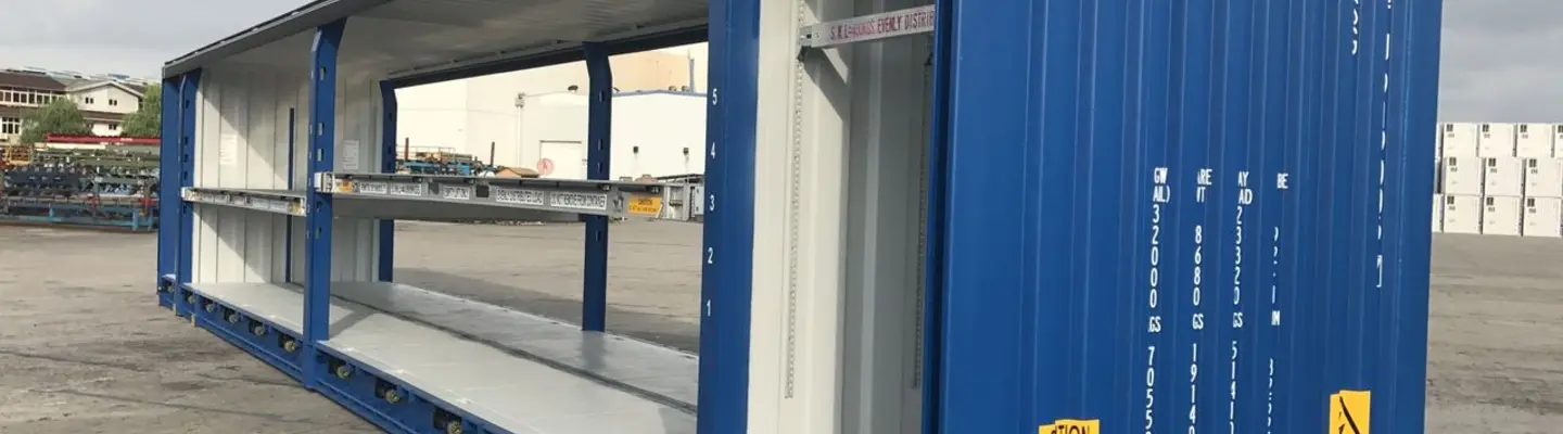 Grand conteneur d’expédition en acier placé sur place, illustrant une infrastructure modulaire pour le stockage ou une utilisation temporaire.