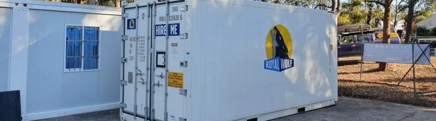  Deux unités de stockage de conteneurs positionnées dans un lot ouvert, représentant des solutions de stockage modulaires pour une utilisation industrielle ou commerciale.