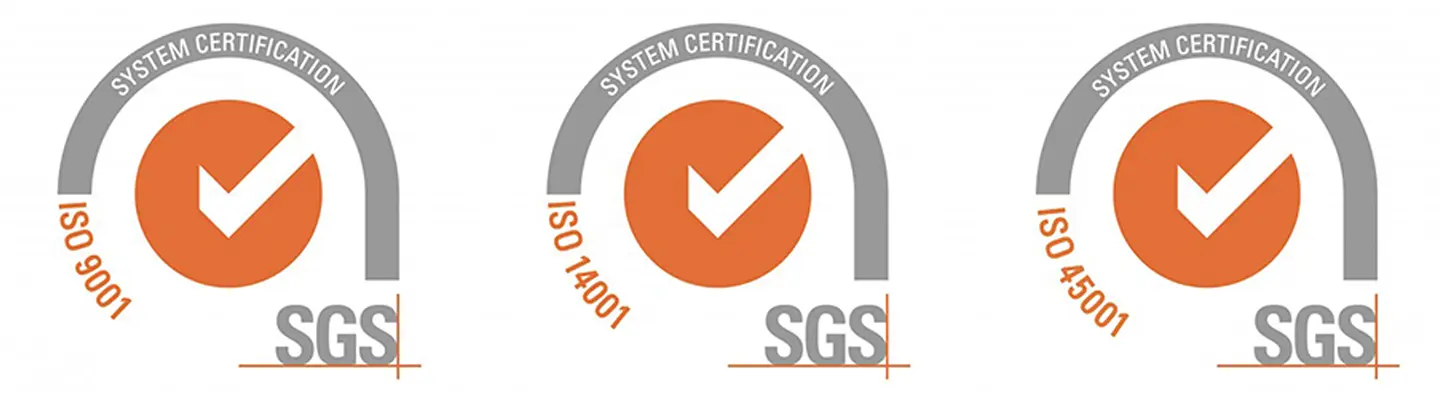 Certificat d’accréditation ISO affiché sur un mur, représentant la réussite de l’entreprise et la reconnaissance des normes de qualité.