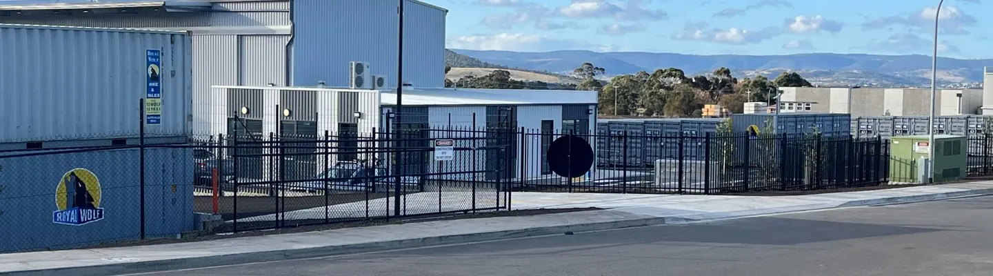 Nouvelle installation d’entreposage autonome avec plusieurs unités de stockage et un accès sécurisé, représentant des solutions de stockage communautaires élargies.
