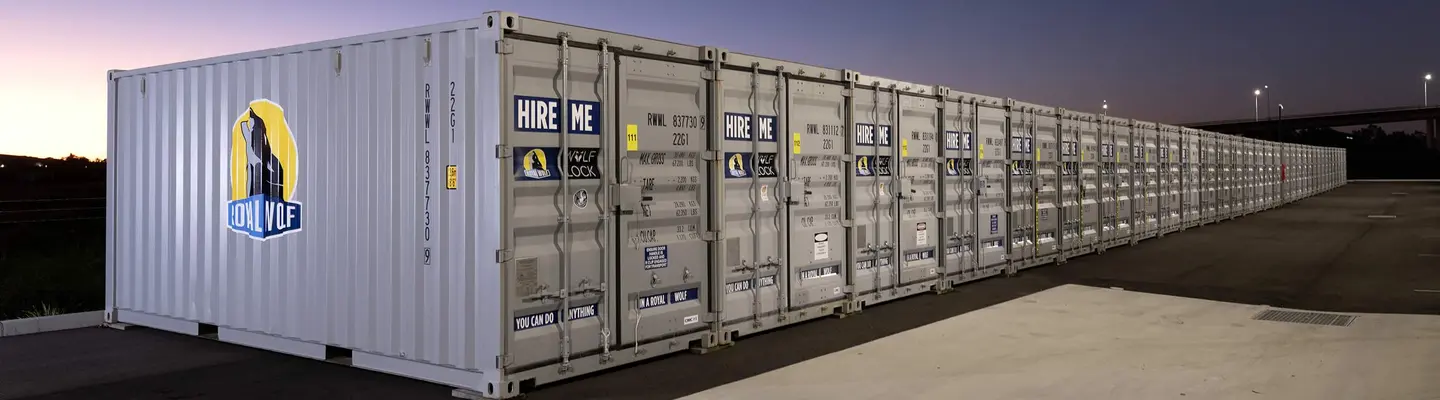 Conteneurs de stockage empilés sur un site industriel, illustrant les opérations de stockage, d’expédition ou de construction à grande échelle.