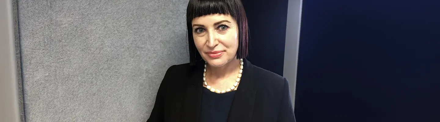 Femme souriante dans un cadre professionnel, présentée comme le nouveau directeur des ressources humaines de l’entreprise.